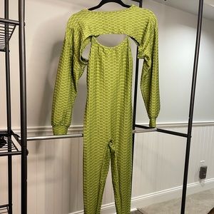 Jumpsuit with sleeves that are removable